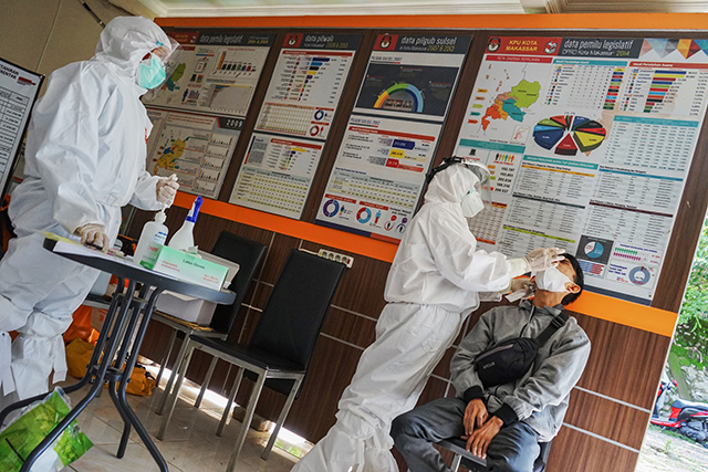 Anggota Kelompok Penyelenggara Pemungutan Suara (KPPS) menjalani tes usap COVID-19 di Kantor KPU Kota Makassar, Sulawesi Selatan, Senin (7/12/2020).