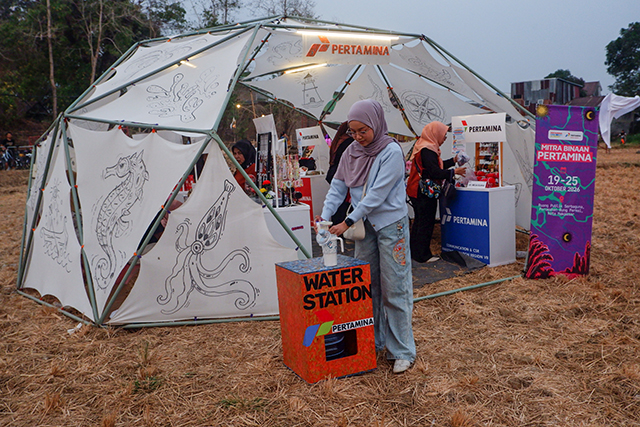 Seorang pengunjung memanfaatkan fasilitas water station di area pameran UMK binaan Pertamina Patra Niaga Regional Sulawesi dalam Festival Mindspace Chapter III bertema Artistic Ecology di Makassar, Sulawesi Selatan, Minggu (25/10/2026).