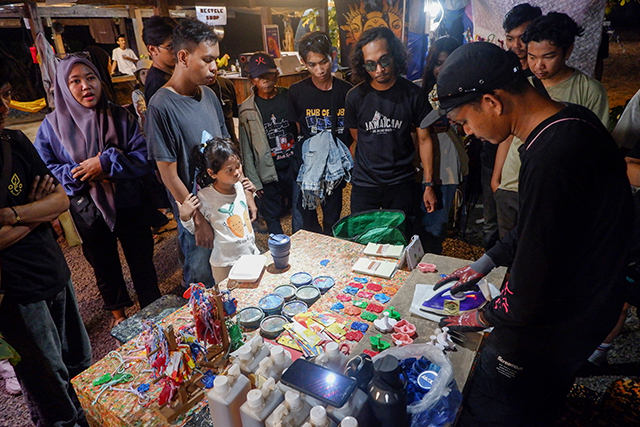 Pengunjung menyaksikan aktivitas pengolahan dan pemanfaatan limbah plastik menjadi berbagai produk kreatif di area Recycle Shop yang dikelola Payabo.id dalam Festival Mindspace Chapter III bertema Artistic Ecology di Makassar, Sulawesi Selatan, Minggu (25/10/2026).