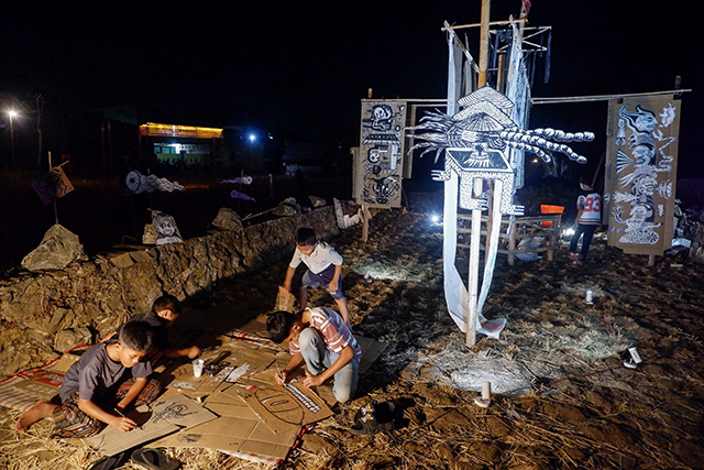 Sejumlah anak berkreasi membuat karya seni dari bahan kardus di area Sindikat Otak Plastik dalam Festival Mindspace Chapter III bertema Artistic Ecology di Makassar, Sulawesi Selatan, Minggu (25/10/2026).