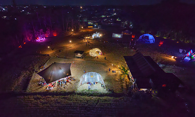Suasana Festival Mindspace Chapter III bertema Artistic Ecology terlihat dari udara pada malam hari di Makassar, Sulawesi Selatan, Kamis (22/10/2026).