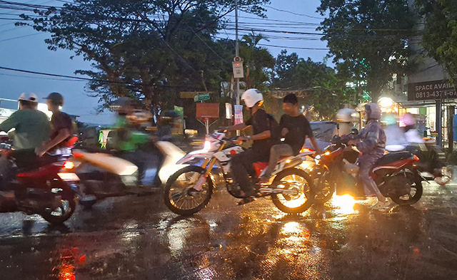 Hujan yang turun setelah musim kemarau tersebut menjadi penanda datangnya kembali curah hujan di Kota Makassar.
