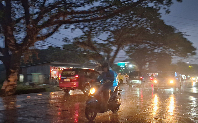 Kendaraan melintas di tengah guyuran hujan di Jalan Antang Raya, Makassar, Sulawesi Selatan, Selasa (27/10/2026).