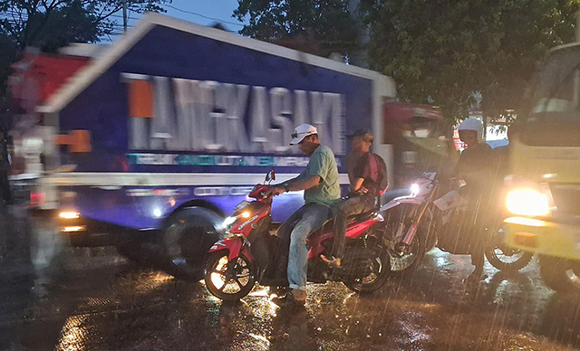 Kendaraan melintas di tengah guyuran hujan di Jalan Antang Raya, Makassar, Sulawesi Selatan, Selasa (27/10/2026).