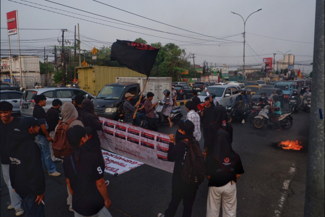 Massa juga mengkritisi program Makan Bergizi Gratis (MBG), termasuk transparansi penggunaan anggaran dan dugaan kasus keracunan dalam pelaksanaannya.