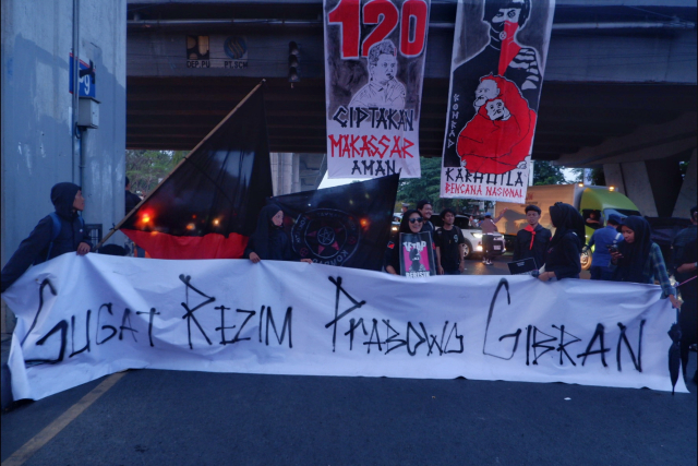 Sejumlah mahasiswa dari berbagai kampus dan organisasi menggelar aksi unjuk rasa di kawasan kolong Flyover Jalan Urip Sumoharjo–AP Pettarani, Makassar, Sulawesi Selatan, Rabu (28/10/2026).